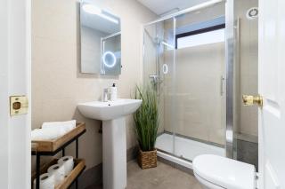 Spacious 6-Bed House in Cambridge, Free Parking - 5