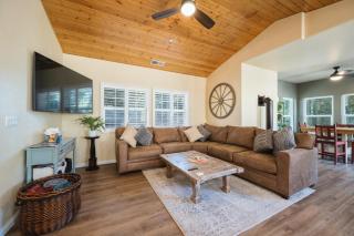 Lavender & Vine - Downtown Retreat with Hot Tub and Fire Pit! - Templeton - 4