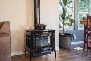 Lavender & Vine - Downtown Retreat with Hot Tub and Fire Pit! - Templeton - 6