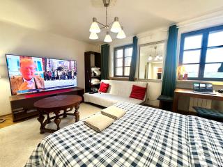 OLD TOWN Best View WiFi 300 Mb/s Huge screen Netflix AppleTV AmazonTV - Warsaw - 1