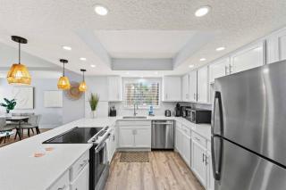Beachfront resort Heated Pool 3King beds 85in TV BBQ - 1