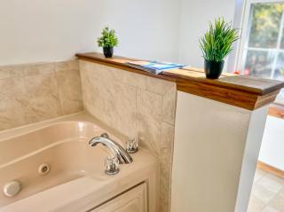 Modern Lakefront Oasis Relaxing Hot Tub Sauna Game Rooms Stunning Views! - 4