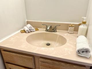 Modern Lakefront Oasis Relaxing Hot Tub Sauna Game Rooms Stunning Views! - 1