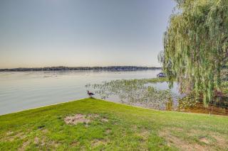 Quaint Olivet Cabin with Patio on Duck Lake! - - 8
