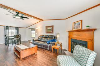 3 Mi to Green River Lake Quiet Farmhouse with Yard - 8