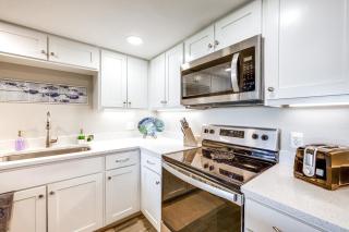 Steps to Beach and Boardwalk Condo in Port Aransas! - 1