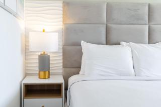 Newly Renovated with Ocean View Near Waikiki Beach - Honolulu - 1