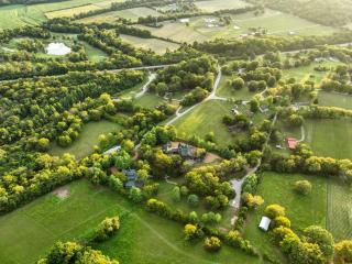 Extraordinary Manor at Dark Horse Estate - 7