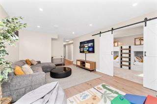 BunkBedDreams,10 Beds,Near Rogers place and Nait - 1