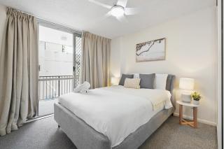 Cozy Central Beachfront Surfers Paradise - 9