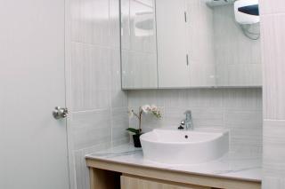 Modern Look and Restful Studio at 32th Floor Vasanta Innopark Apartment By Travelio - Bekasi - 3