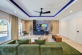 Pickleball Paradise Retreat - 4 Bedrooms, 2,5 Baths - Houston Downtown, Houston Heights - Pickleball and Basketball Court, Pool, miniGolf, Karaoke, Fire Pit, BBQ, Billiards, Ping Pong, Hockey, King Bed - 2