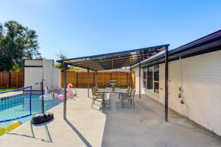 Pickleball Paradise Retreat - 4 Bedrooms, 2,5 Baths - Houston Downtown, Houston Heights - Pickleball and Basketball Court, Pool, miniGolf, Karaoke, Fire Pit, BBQ, Billiards, Ping Pong, Hockey, King Bed - Houston - 5