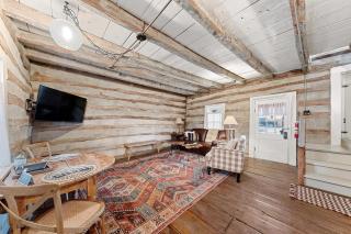 Historic Augusta Cabin | Wine Country & Fire Pit - 4