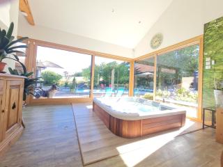 Chambre spacieuse avec balcon et accès piscine chauffée - FR-1-589-701 - Anould - 9