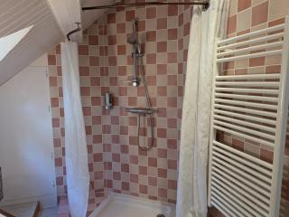 Chambre familiale avec Wi-Fi inclus, petit-déjeuner et espace convivial - FR-1-590-473 - 1