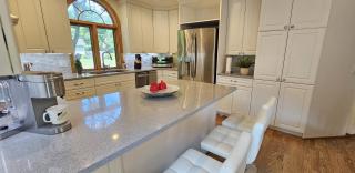 Nature's Blissful Haven - King Bed & Heated Garage - 2