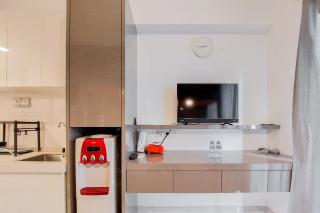 Best Choice and Strategic Studio Apartment at Sky House BSD By Travelio - Tangerang - 4