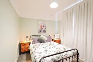 Cosy Sun-Filled Cottage - 9