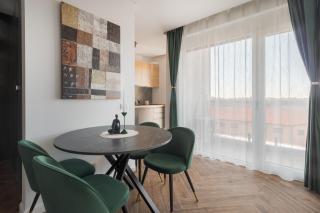 Golden Noir Retreat - 9