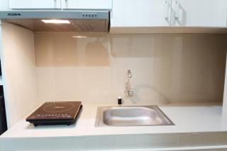 Homey and Tidy Studio Apartment at Vida View Makassar By Travelio - Pampang - 5