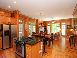 Tippy Canoe Lodge - Relax by the fireplace or play ping pong and foosball - Marblehill - 4