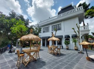 Villa kota bunga puncak bogor dengan 2 kolam privat & biliard - 5