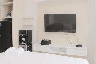 Warm and Cozy Stay Studio at Vasanta Innopark Apartment By Travelio - Bekasi - 7