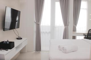 Warm and Cozy Stay Studio at Vasanta Innopark Apartment By Travelio - Bekasi - 4