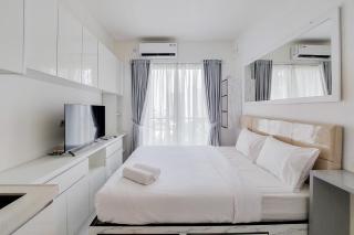 Cozy Living and Comfort Studio at Sky House BSD Apartment By Travelio - 6