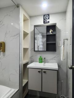 Condo Azur Suites B316 near Airport, Netflix, Stylish, Cozy with swimming pool - 1