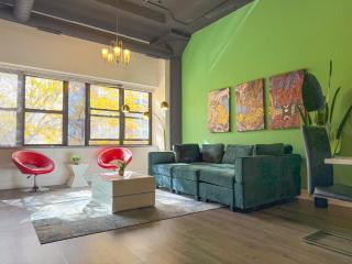 McCormick Place spacious 3br-2ba designer suite with optional parking for 10 guests - Chicago - 3