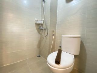 Cozy Well Furnished Deluxe 2BR at Gateway Pasteur Apartment By Travelio - Bandung - 2
