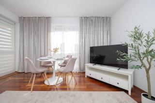 Elegant Apartment with Parking Close to Metro Station by Noclegi Renters - Varsavia - 9