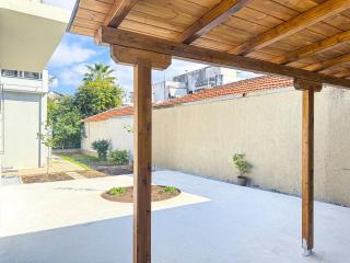 Cityscape Residence with a Patio - Volos - 9