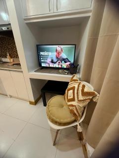 Cozy Place with City View at Greenbelt Makati - Manila - 5