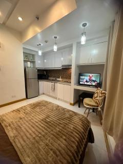 Cozy Place with City View at Greenbelt Makati - 4