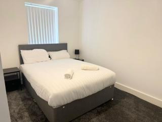 Spacious 4-Bed Semi-Detached Home with Garden - Liverpool - 5