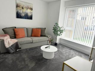 Spacious 4-Bed Semi-Detached Home with Garden - Liverpool - 0