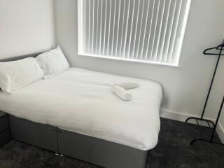 Spacious 4-Bed Semi-Detached Home with Garden - Liverpool - 4