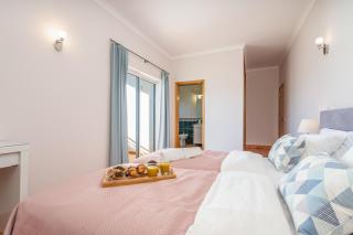 Host Wise - Bright & Stylish Lagos Flat with Pool - 2