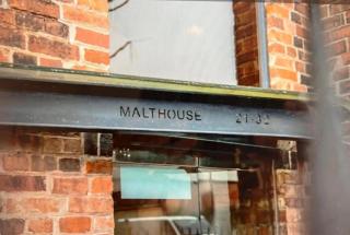 Safari Lodge - Close to Shopping Centre and Restaurants, Free Parking, Stylish and Amazing Artwork - Burton upon Trent - 9