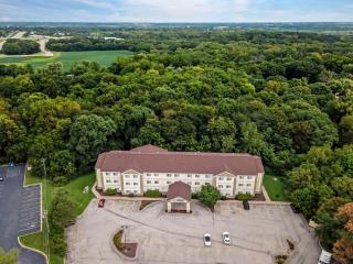 Comfort Inn & Suites East Moline near I-80 - East Moline - 9