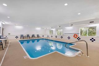 Comfort Inn & Suites East Moline near I-80 - East Moline - 2