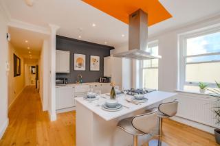 Luxe Coastal Escape l 2-Bedroom Flat Plus FREE Parking - Brighton & Hove - 8