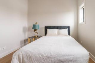 Large 2-Bedroom with Huge Roof Deck view of Chicago Skyline - 4