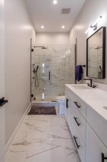 Large 2-Bedroom with Huge Roof Deck view of Chicago Skyline - 7