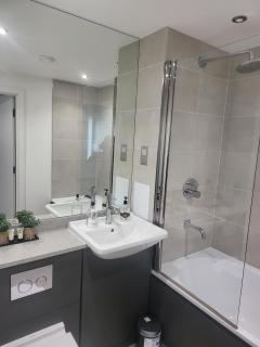 Kayz Lodge- Luxury Ensuite-Private & Shared Accommodation in a New House at the Olympic village overlooking Stratford Westfield and Tube Station - Londra - 9