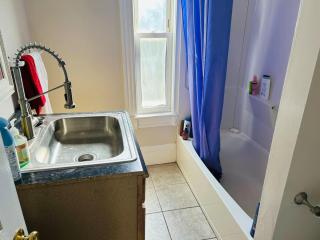 Spacious room in Federal Hill near Downtown with shared bathroom and kitchen aa - Providence - 4