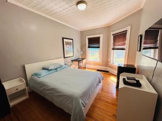 Spacious room in Federal Hill near Downtown with shared bathroom and kitchen ad - Providence - 0